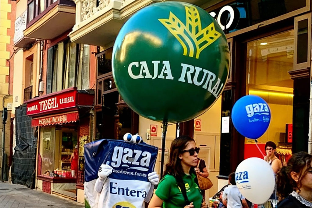 Globos mochila personalizados para Caja Rural - Street marketing en Avilés.