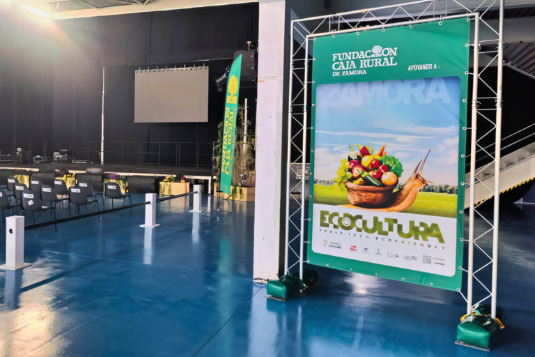 Alta visibilidad para un mensaje sostenible: lona gran formato para Fundación Caja Rural en Ecocultura