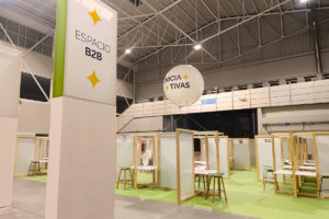 Instalamos esferas de helio personalizadas en la Feria de Valladolid con servicio completo llave en mano